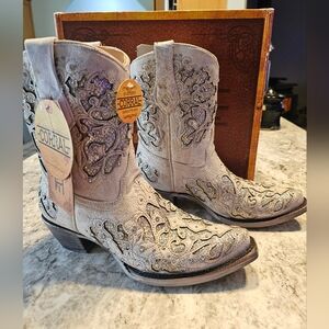 White Glitter inlay boots.